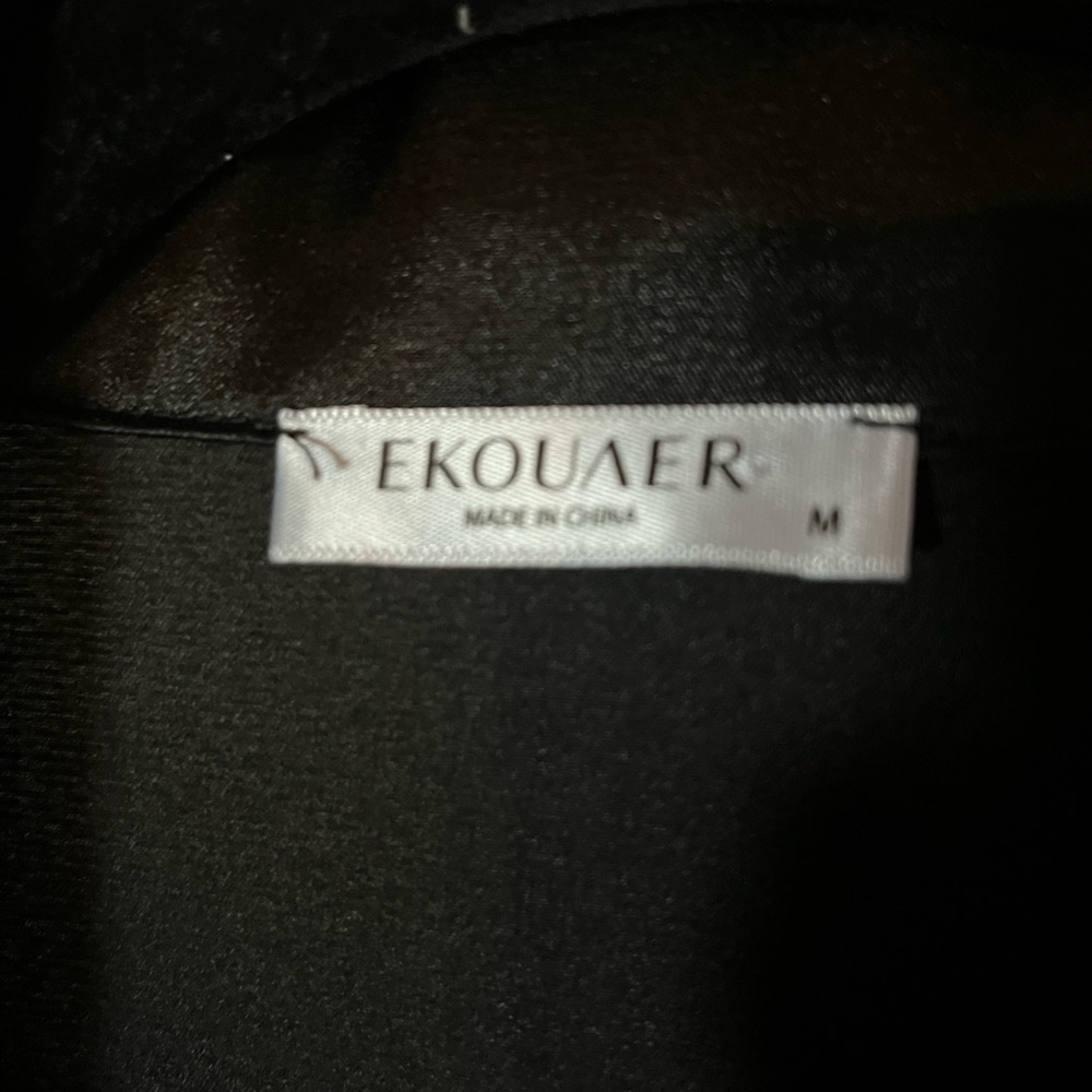 💙Ekouaer M Pajama Set. Long sleeve, button-down top, with shorts.Feathered cuffs - Picture 2 of 6
